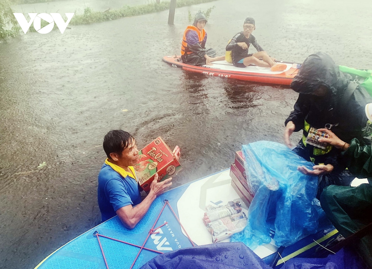 Quảng Trị tiếp tục di chuyển người dân ở vùng ngập lụt đến nơi an toàn