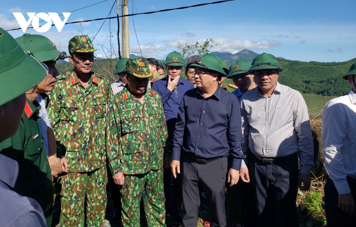 Phó Thủ tướng Trịnh Đình Dũng chỉ đạo công tác cứu nạn tại xã Trà Leng, Nam Trà My