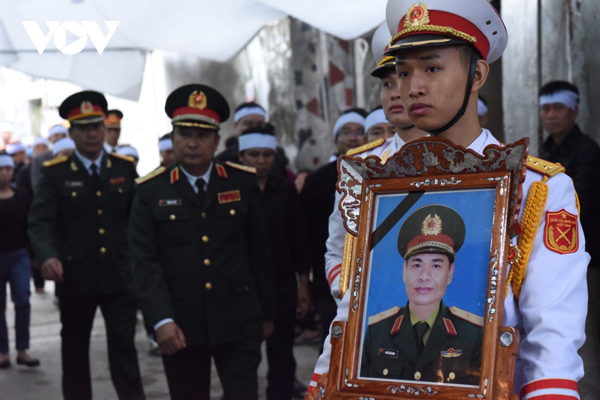 Người dân Sài Sơn đau xót đón Thiếu tướng Nguyễn Hữu Hùng về an nghỉ tại quê nhà