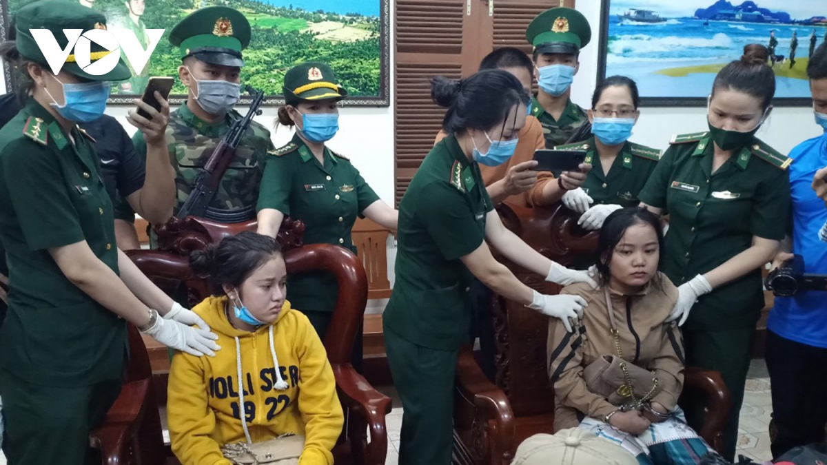 Biên phòng Đà Nẵng bắt 2 đối tượng, thu giữ 1 kg nghi ma túy tổng hợp