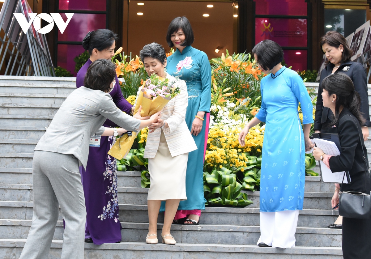 Phu nhân Thủ tướng Nhật Bản thăm Văn Miếu Quốc Tử Giám và Bảo tàng Phụ nữ Việt Nam - Ảnh 15.