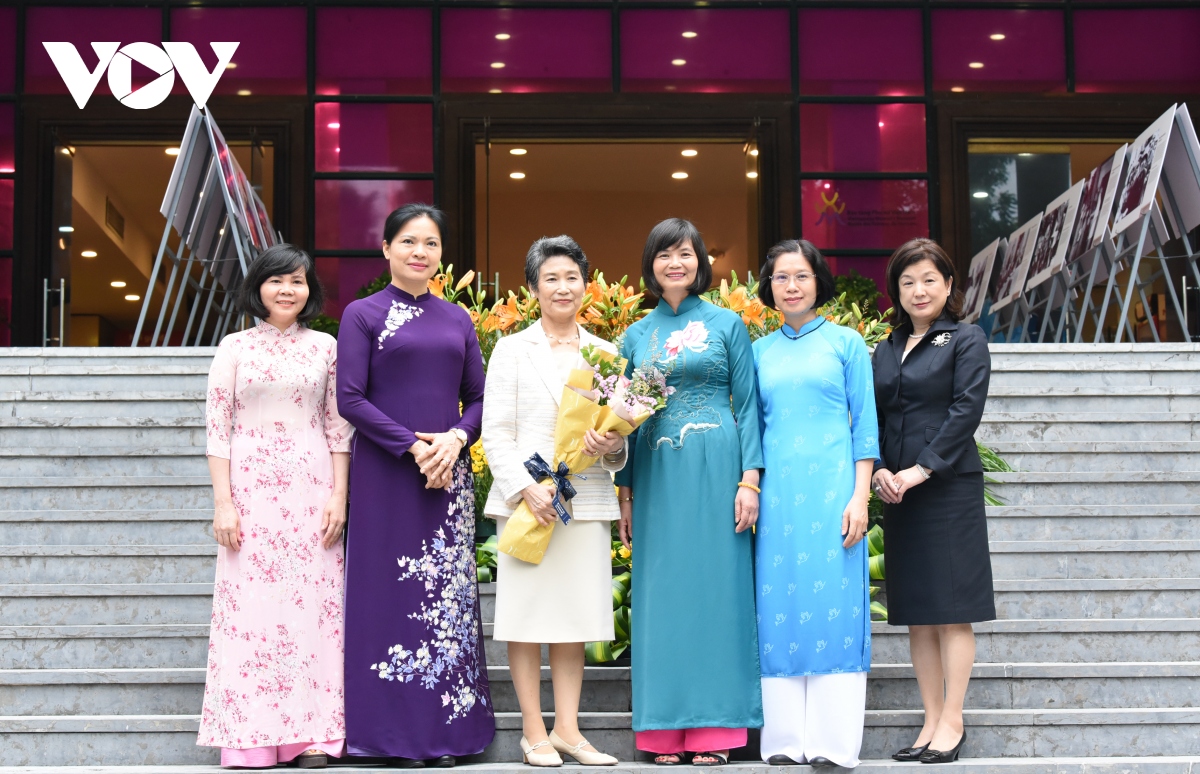 Phu nhân Thủ tướng Nhật Bản thăm Văn Miếu Quốc Tử Giám và Bảo tàng Phụ nữ Việt Nam - Ảnh 16.