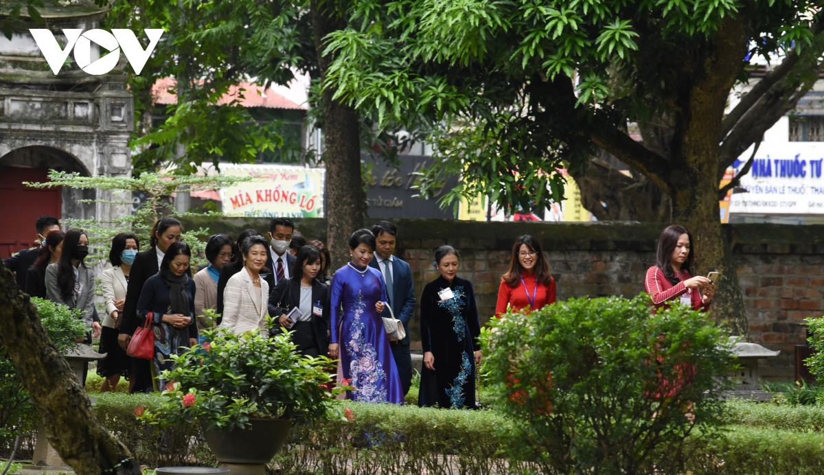 Phu nhân Thủ tướng Nhật Bản thăm Văn Miếu Quốc Tử Giám và Bảo tàng Phụ nữ Việt Nam - Ảnh 2.