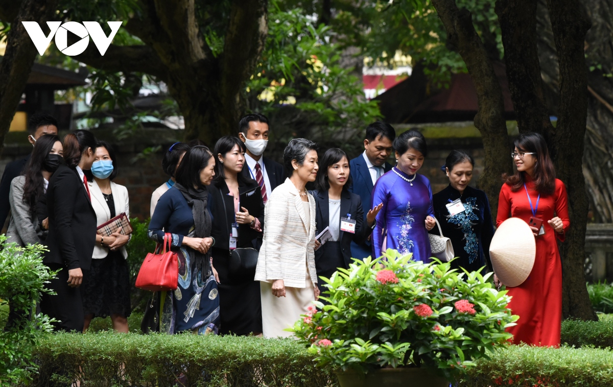 Phu nhân Thủ tướng Nhật Bản thăm Văn Miếu Quốc Tử Giám và Bảo tàng Phụ nữ Việt Nam - Ảnh 3.