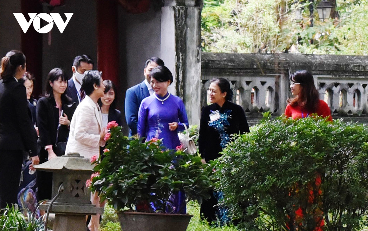 Phu nhân Thủ tướng Nhật Bản thăm Văn Miếu Quốc Tử Giám và Bảo tàng Phụ nữ Việt Nam - Ảnh 4.