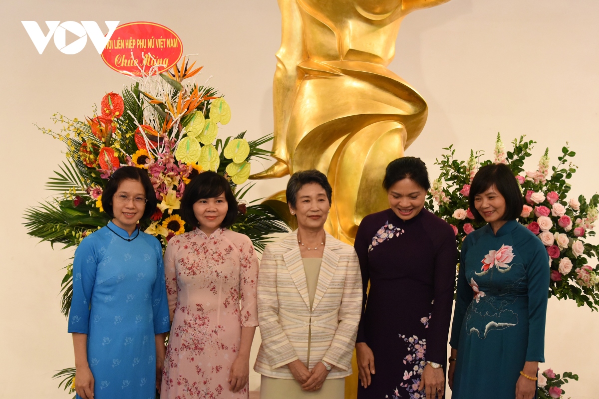Phu nhân Thủ tướng Nhật Bản thăm Văn Miếu Quốc Tử Giám và Bảo tàng Phụ nữ Việt Nam - Ảnh 13.