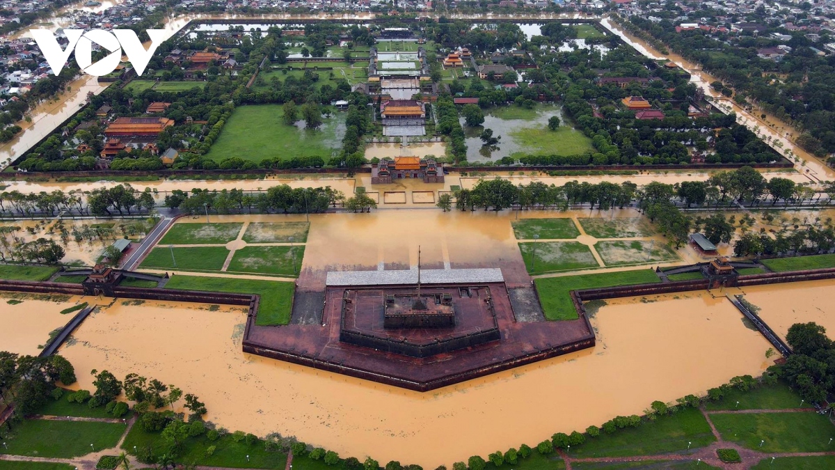 Toàn cảnh thành phố Huế ngập trong nước lũ nhìn từ trên cao