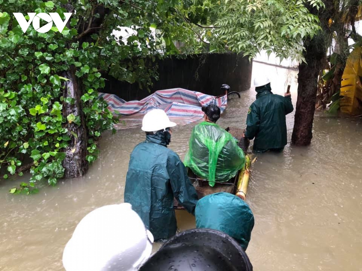Lũ lên nhanh, nhiều địa phương ở Hà Tĩnh phải sơ tán dân khỏi vùng nguy hiểm