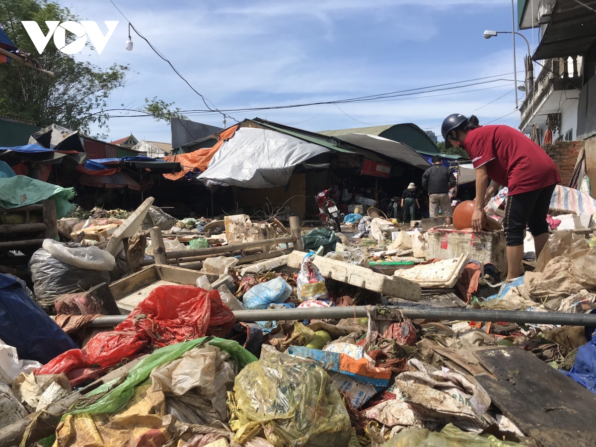 Tiểu thương Hà Tĩnh xót xa nhìn hàng hóa thành rác sau “đại hồng thủy”