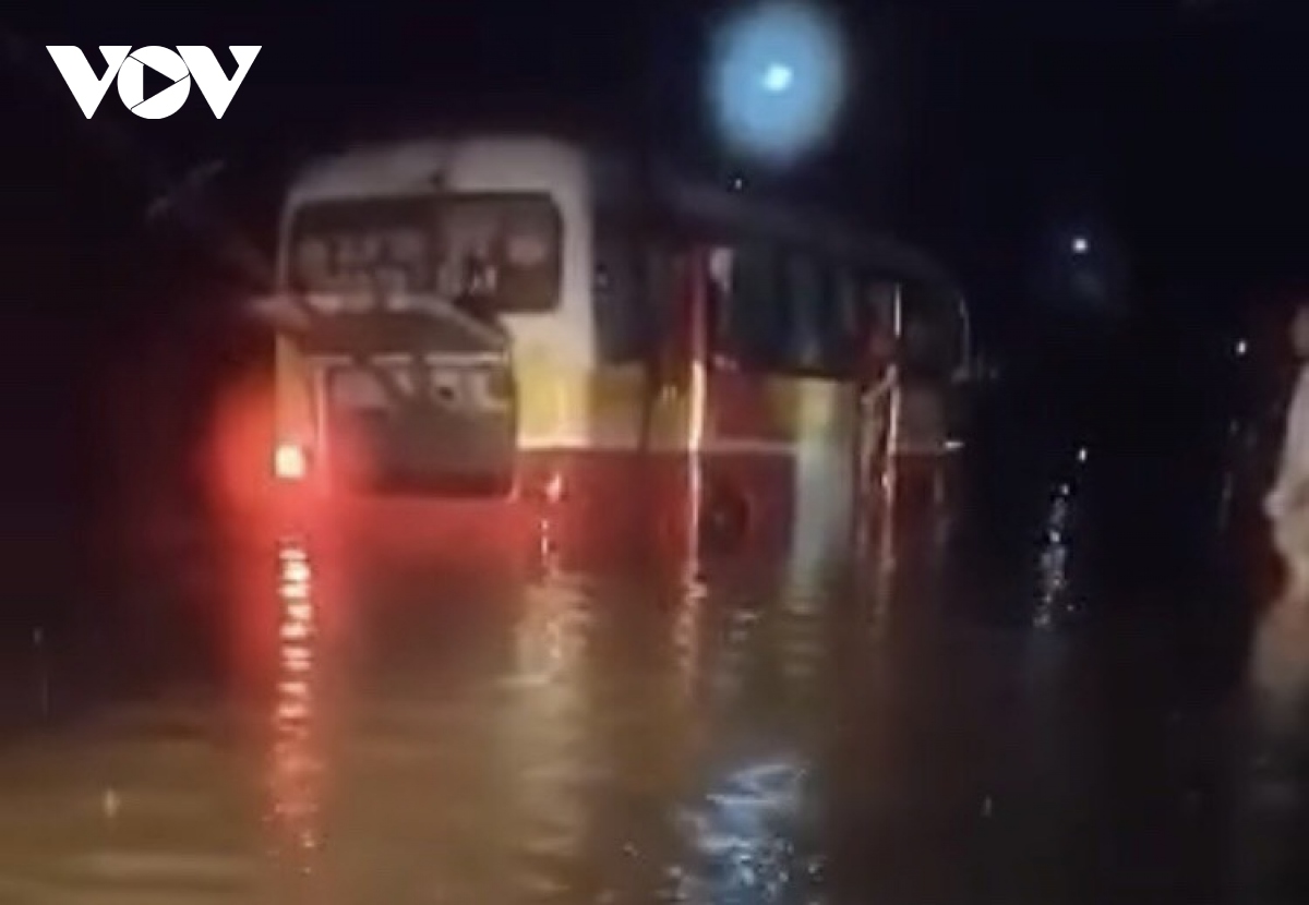 Giải cứu chiếc xe buýt chết máy giữa nước lũ