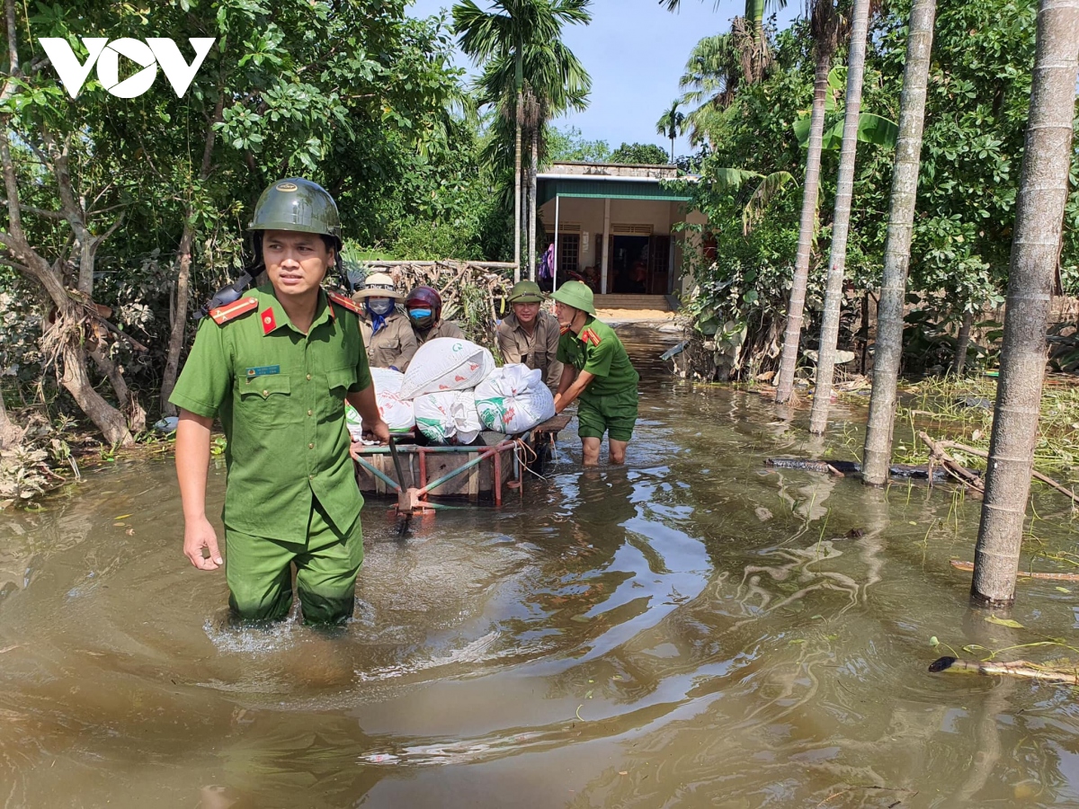 Công an Hà Tĩnh khẩn trương dọn bùn đất, giúp dân khắc phục hậu quả mưa lũ