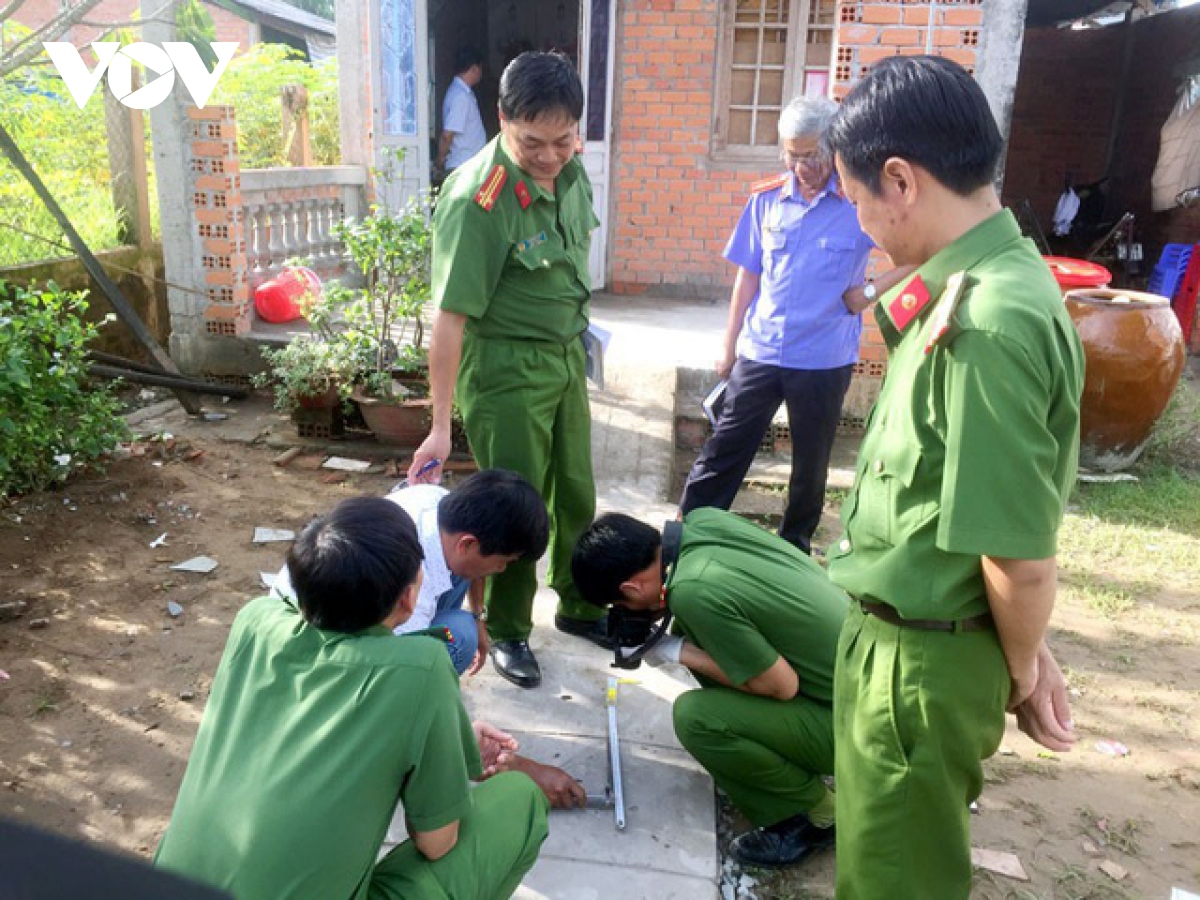 Chồng đẩy vợ ngã rồi đi chơi, về nhà vợ đã tử vong