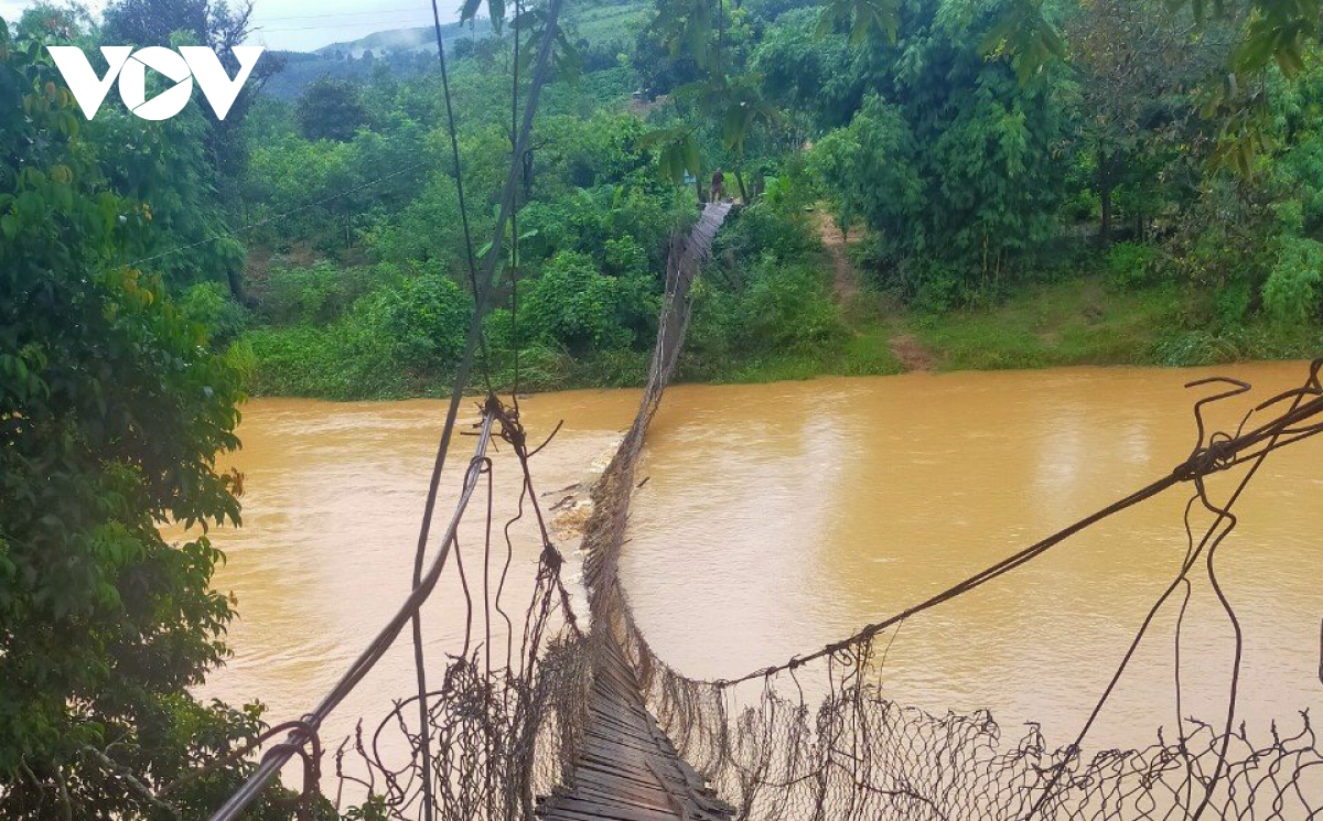 Mưa lũ gây thiệt hại đối với hệ thống giao thông của tỉnh Kon Tum