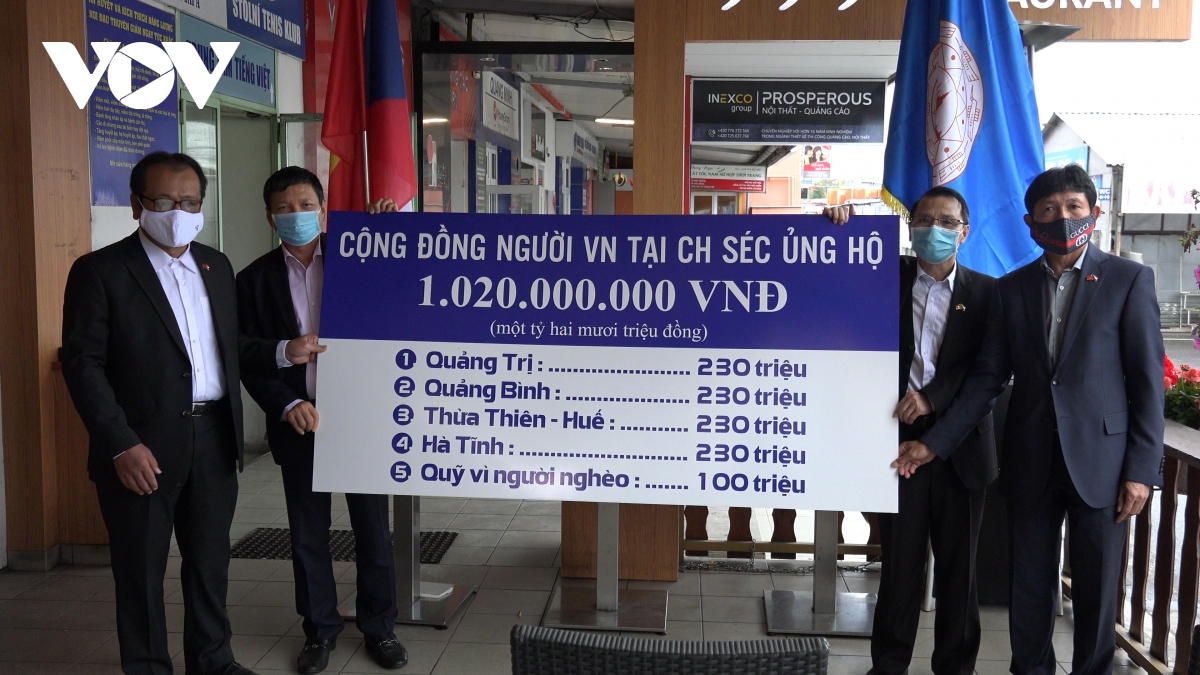 Cộng đồng người Việt tại Séc quyên góp hơn 1 tỷ đồng ủng hộ đồng bào miền Trung