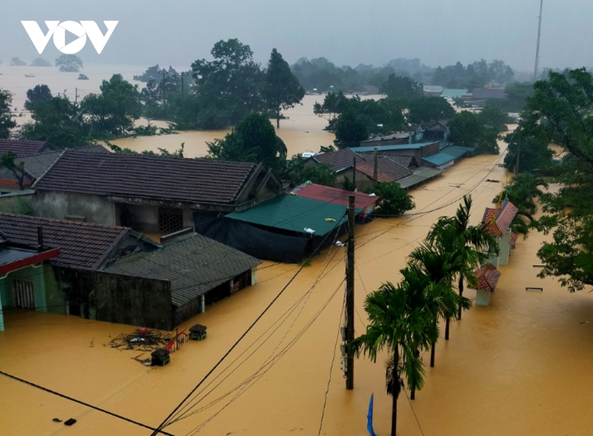 Số người chết do mưa lũ đã tăng lên 61 người, còn 4 người đang mất tích
