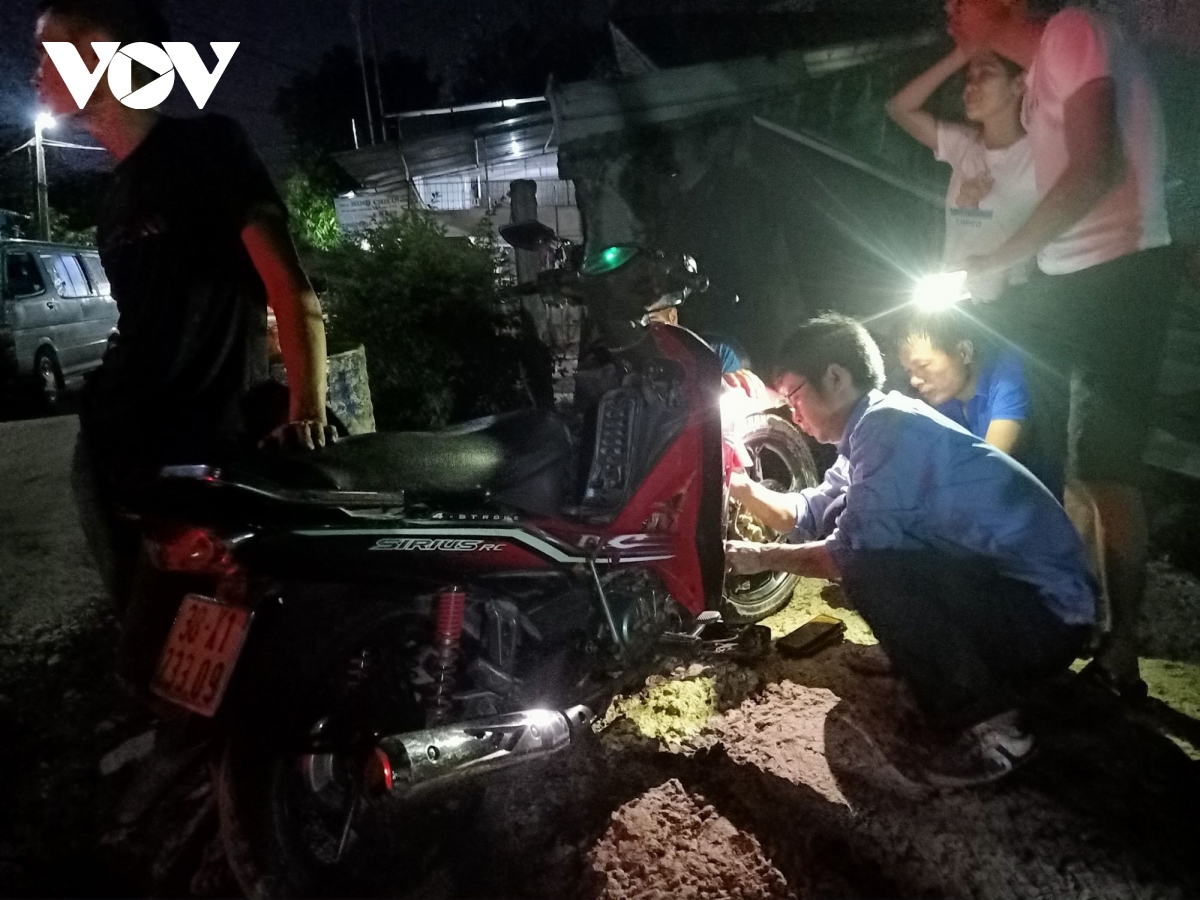 Đội quân sửa xe miễn phí “hồi sinh” xe máy cho bà con vùng tâm lũ ...