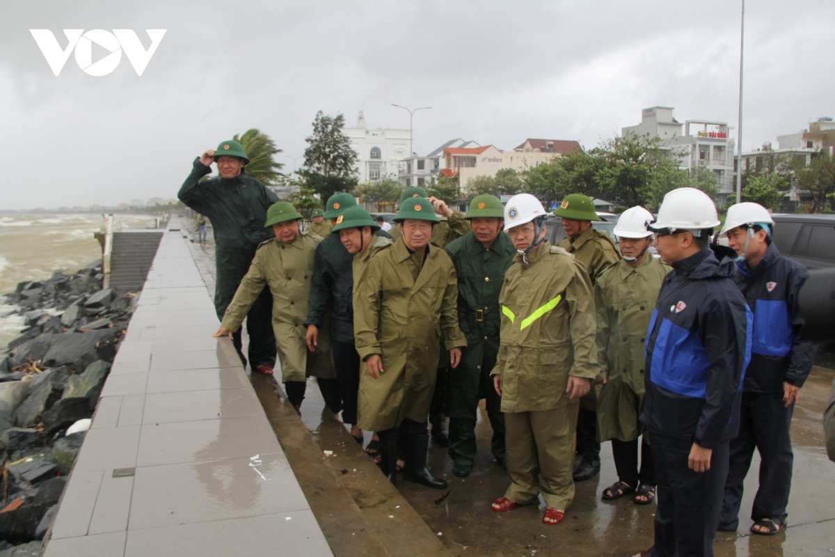 Phó Thủ tướng Trịnh Đình Dũng đề nghị tích cực tìm kiếm 26 thuyền viên mất tích