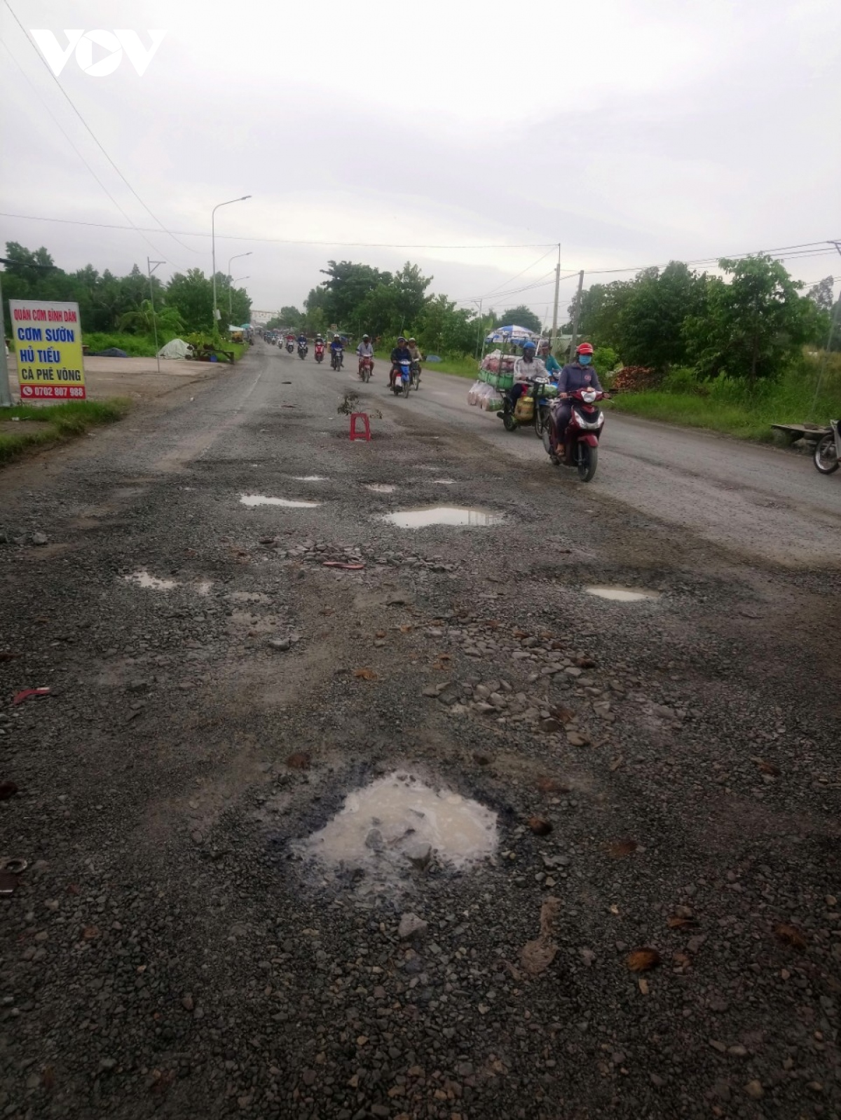 Quốc lộ 63 qua Kiên Giang xuất hiện nhiều "ổ gà, ổ voi" sau mưa lớn.