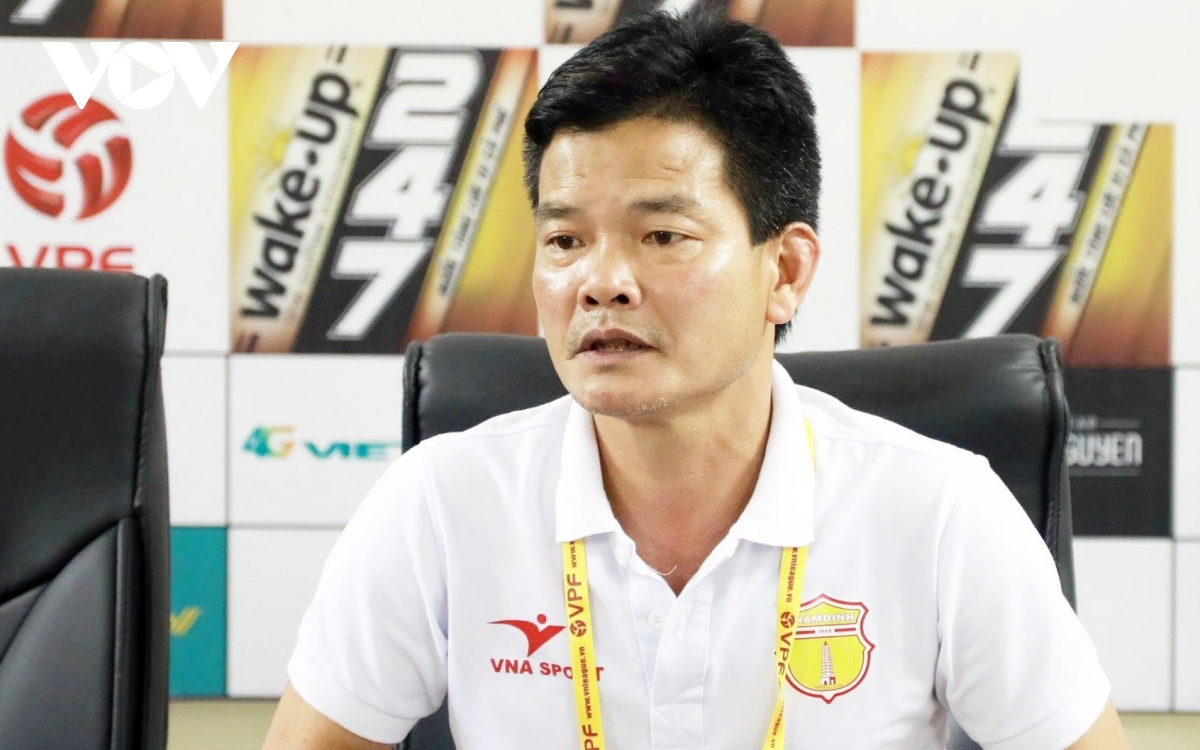 GĐKT Nguyễn Văn Sỹ nói thẳng, tổ chức V-League đã đẹp đâu mà sợ xấu