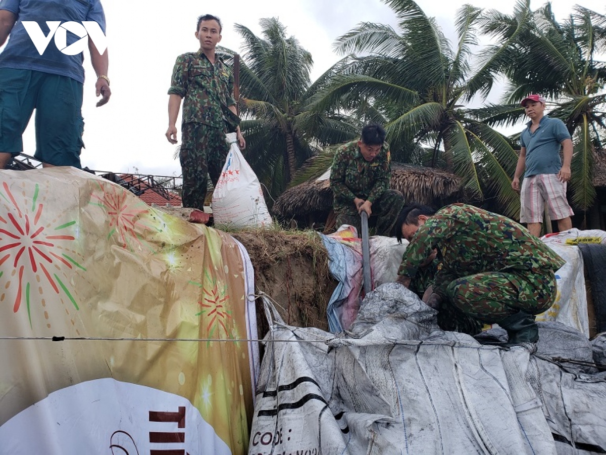 Quảng Nam: Bộ đội khẩn trương giúp dân ứng phó với bão lũ