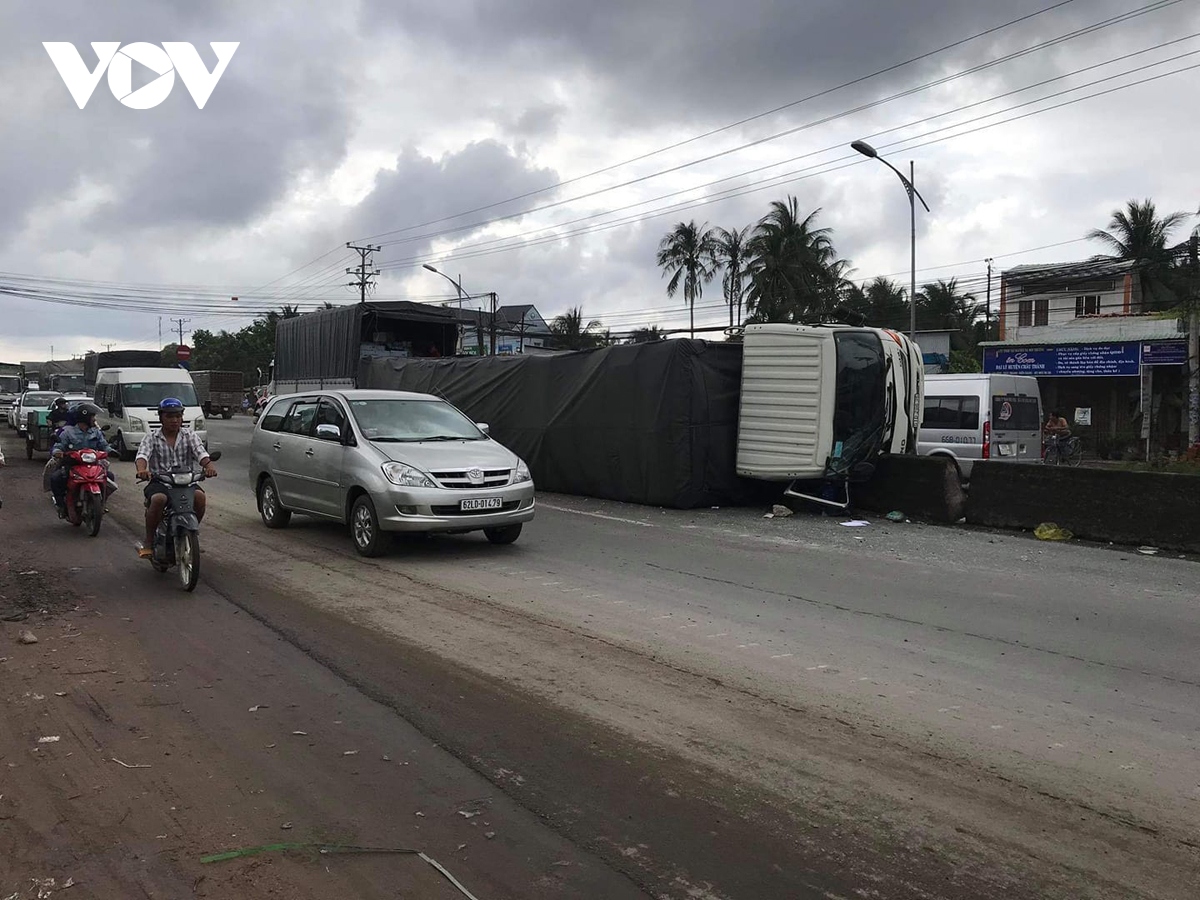 Xe tải chở 10 tấn hàng lật nghiêng vì lao vào dải phân cách