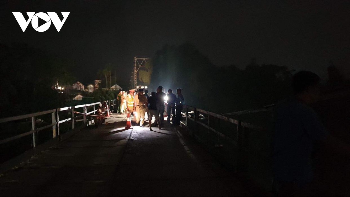 Hiện trường vụ xe 7 chỗ đâm xe máy rồi rơi xuống sông ở Nghệ An, 5 người tử vong