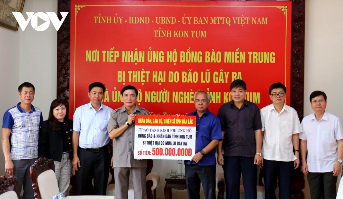Đắk Lắk ủng hộ 14 tấn gạo và 4 tỷ đồng cho người dân miền Trung