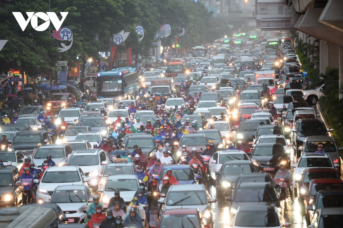 Đường phố Thủ đô Hà Nội tắc nghẽn như nêm vào giờ tan tầm