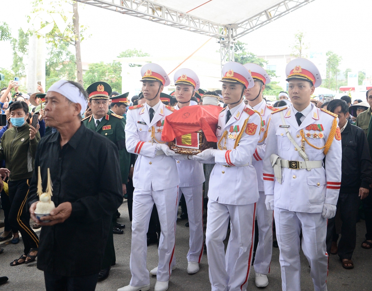 Toàn cảnh lễ an táng Thiếu tướng Nguyễn Hữu Hùng tại nghĩa trang liệt sỹ quê nhà