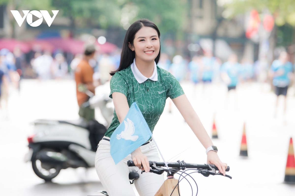 Ngọc Hân đạp xe quanh Hồ Gươm quảng bá cho thủ đô Hà Nội