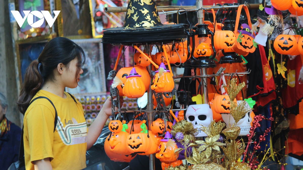 Rực rỡ sắc màu Halloween trên phố Hàng Mã