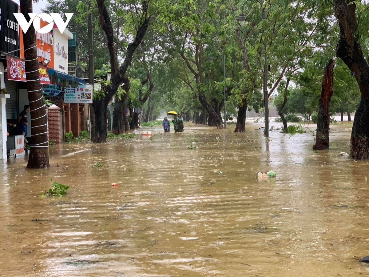 Thừa Thiên Huế tập trung cứu trợ, không để người dân đói, rét trong mưa lũ