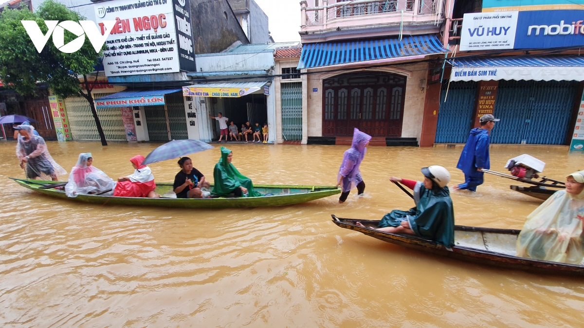 Thành phố Huế ngập trong nước lũ, người dân đi lại bằng thuyền