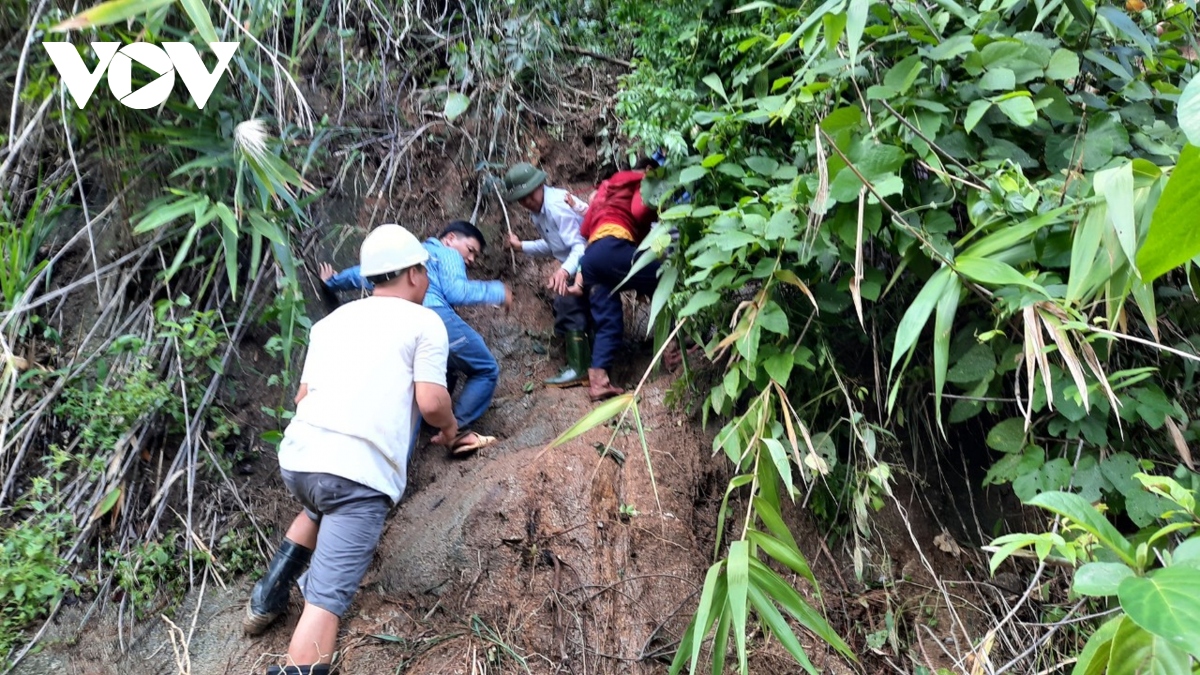 Khẩn trương tiếp cận hiện trường vụ lở núi vùi lấp 11 người ở Phước Sơn