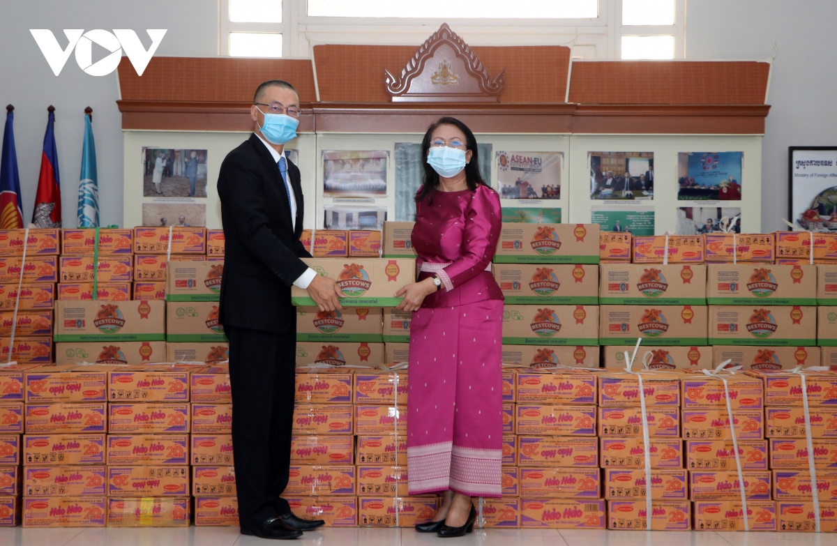 Đại sứ quán Việt Nam trao tặng quà cứu trợ nhân dân Campuchia bị ảnh hưởng của lũ lụt