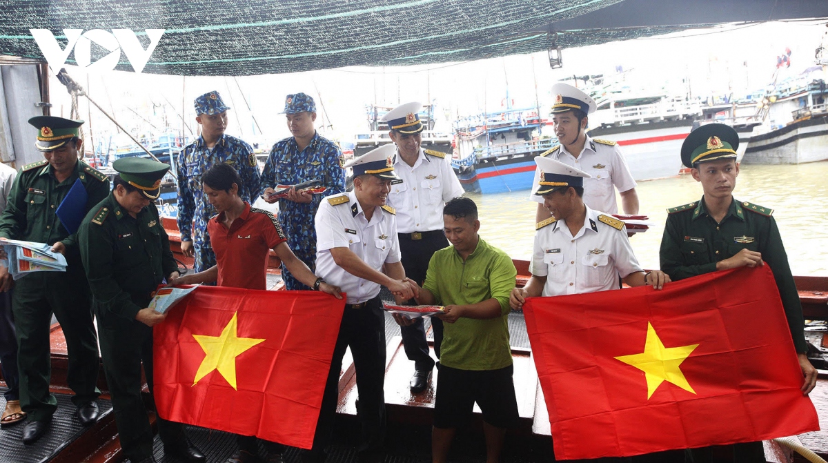 Lữ đoàn 682 đồng hành cùng ngư dân Phú Yên vươn khơi bám biển