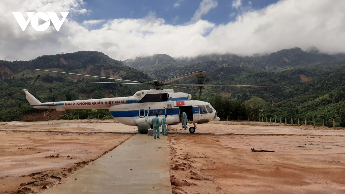 Cận cảnh trực thăng đưa hàng tiếp tế tới vùng cô lập ở Phước Sơn