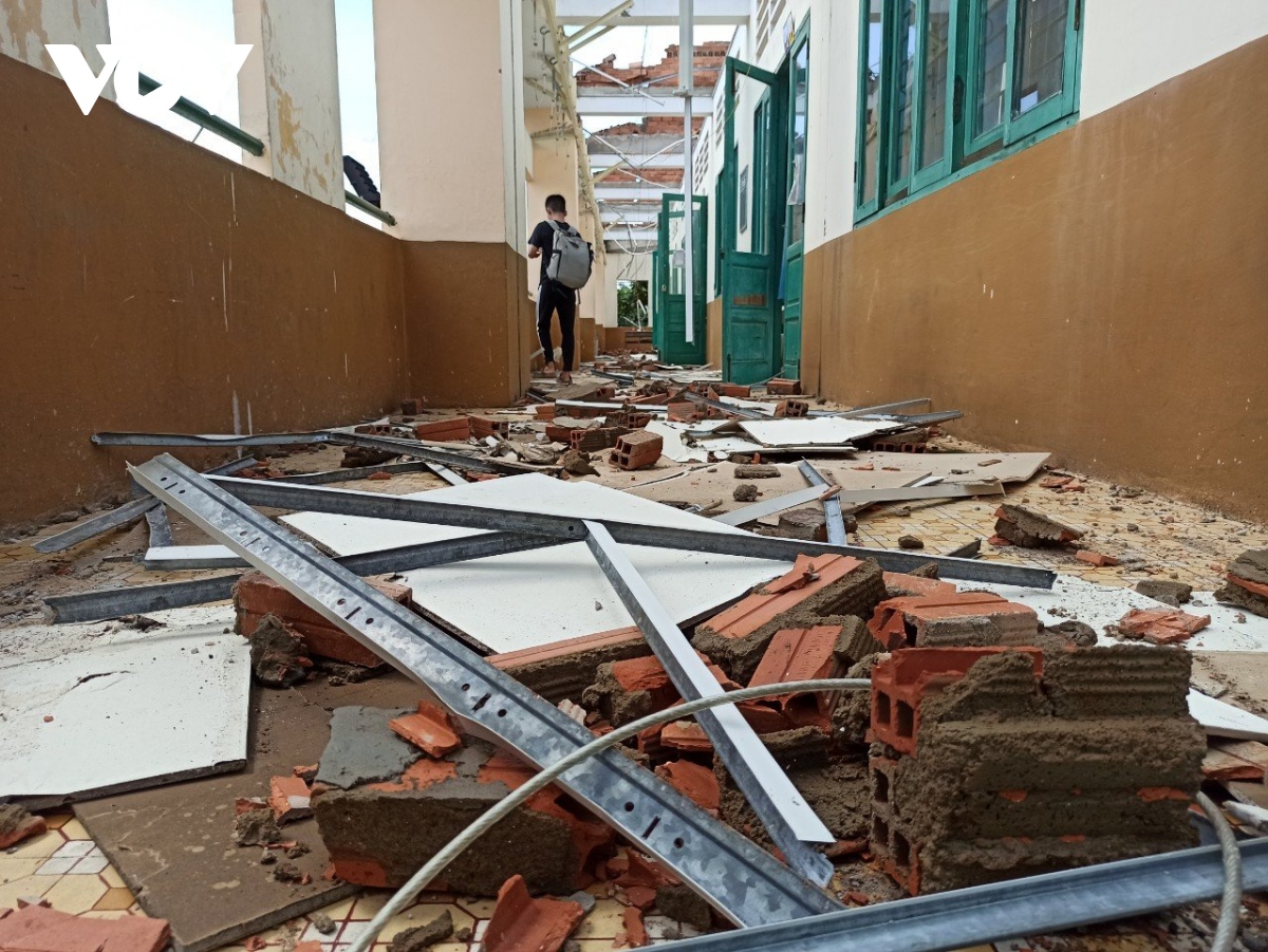Mưa lớn, gió lốc khiến một trường học ở TPHCM đổ sập phần mái