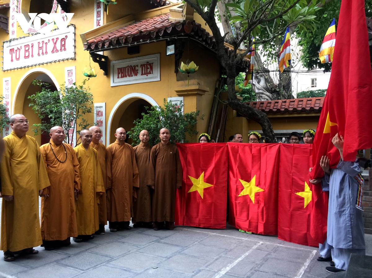 Trao tặng cờ Tổ quốc tới Giáo hội Phật giáo Việt Nam