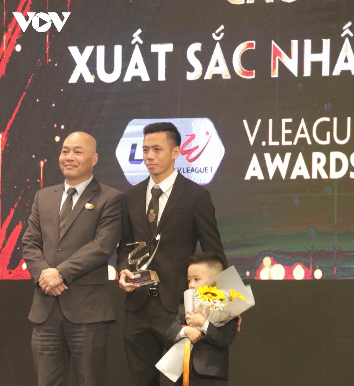 Văn Quyết nhận danh hiệu Cầu thủ xuất sắc nhất V-League 2020