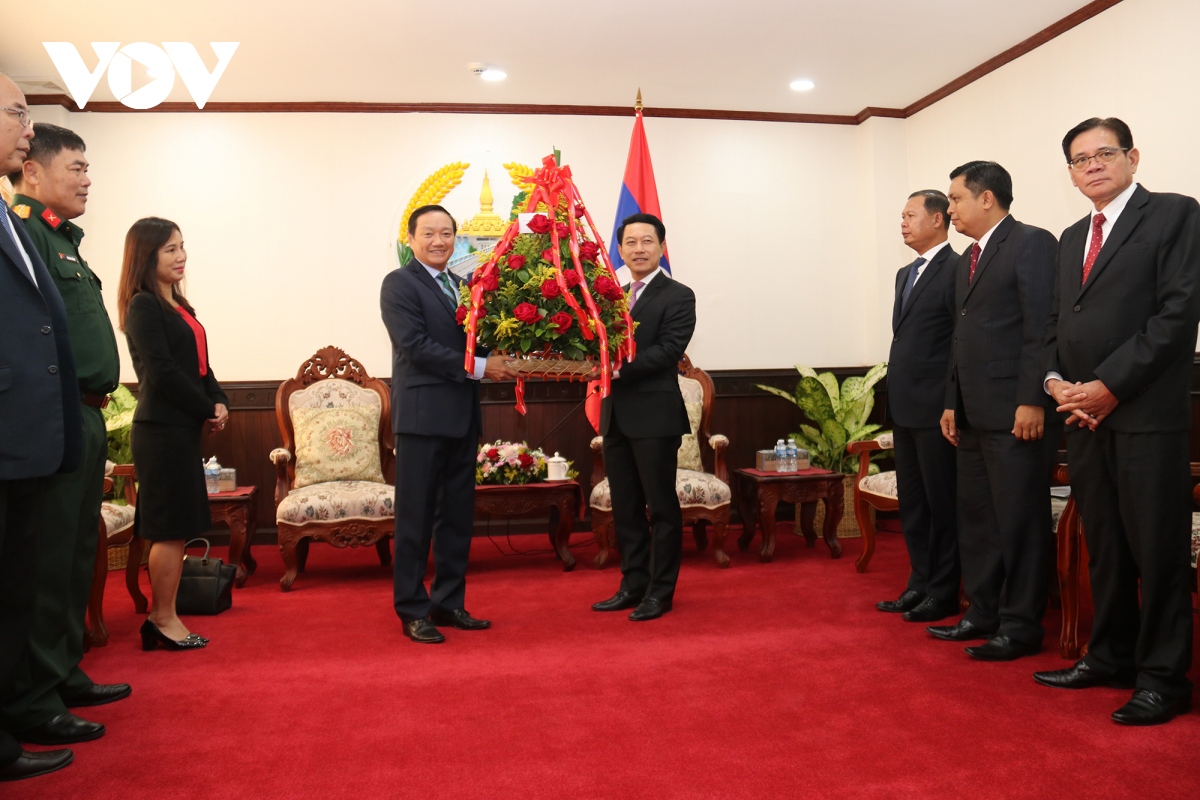 Đoàn đại biểu ĐSQ Việt Nam chúc mừng Quốc khánh Lào lần thứ 45