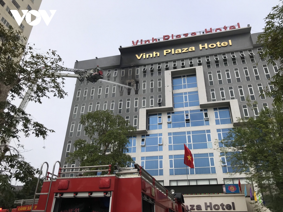 Cháy khách sạn Vinh Plaza, khách tháo chạy tán loạn