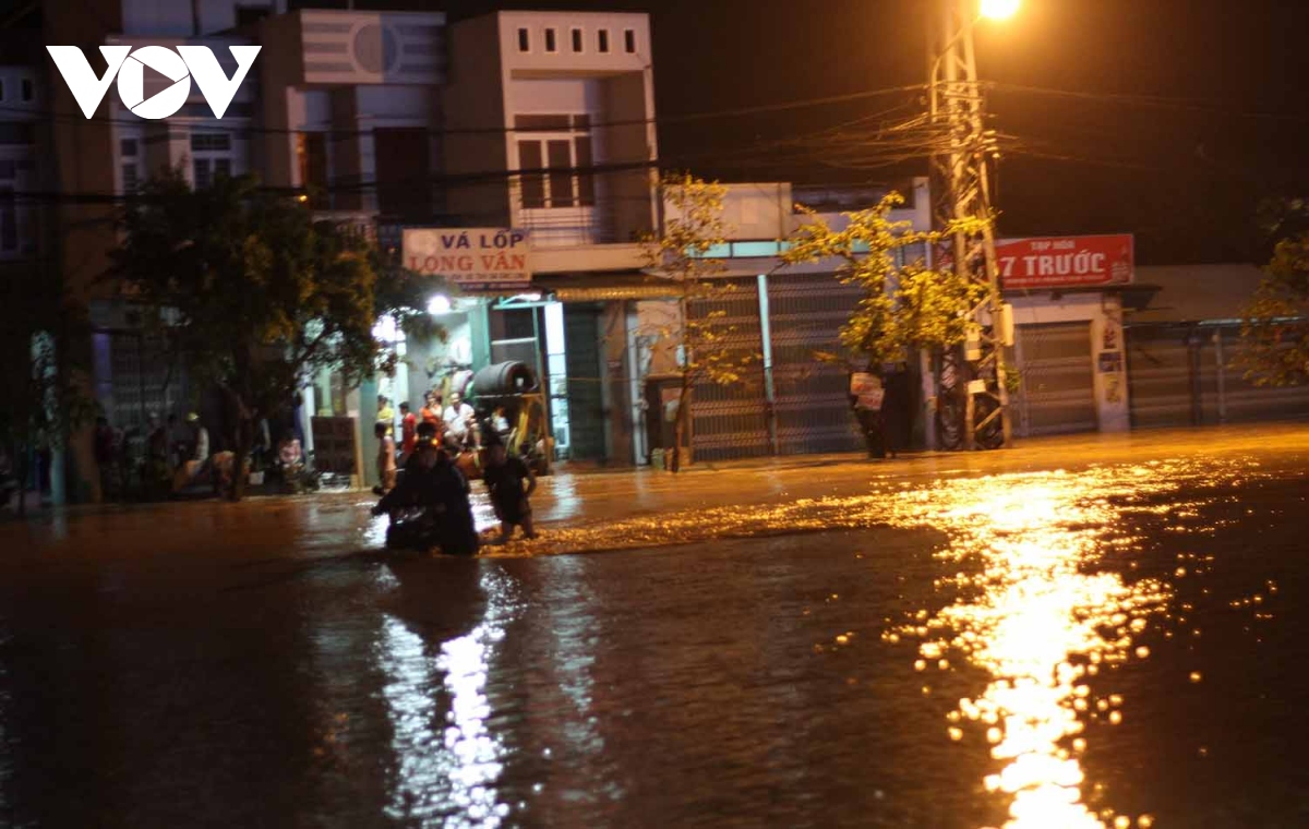  Bình Định: Nước lũ đổ về gây ngập cửa ngõ vào thành phố Quy Nhơn  - Ảnh 2.
