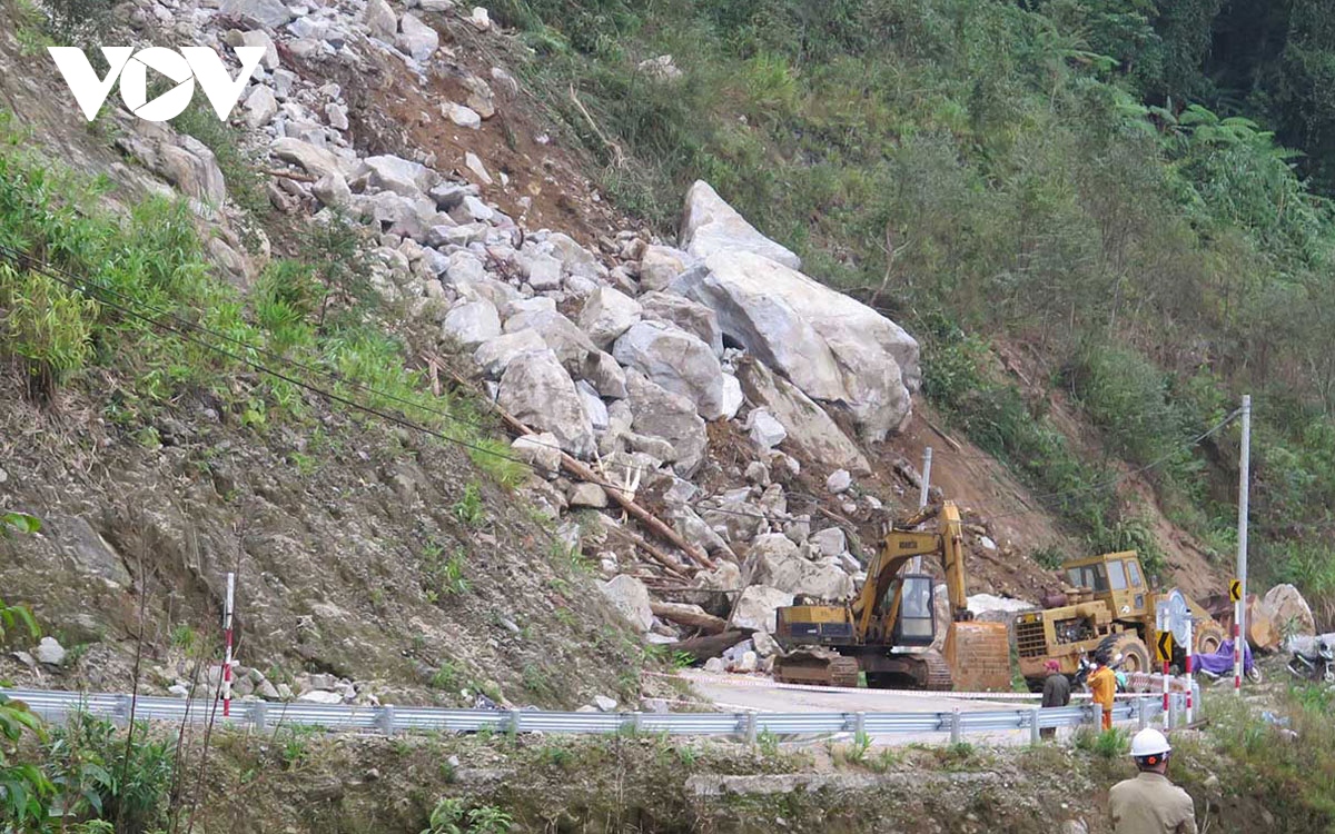 Hãi hùng khi đi qua điểm sạt lở trên các tuyến giao thông