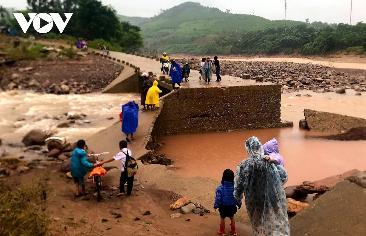 Thầy, trò ở miền núi Quảng Trị chông chênh đường đến trường