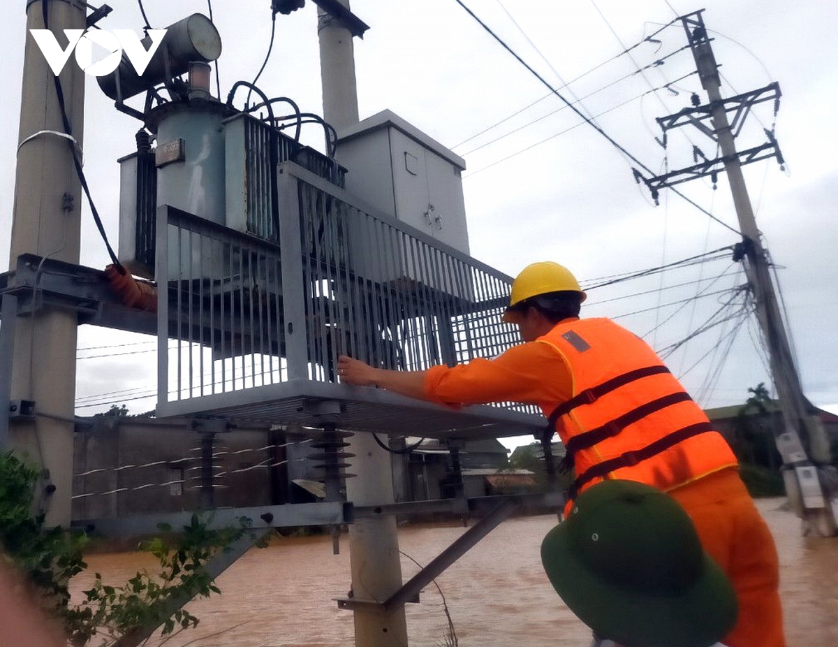 Sẽ hoàn thành sửa chữa điện cho người dân do ảnh hưởng bão số 13