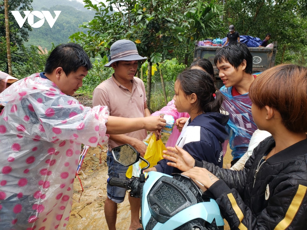 Cứu trợ người dân vùng sạt lở núi Trà Leng