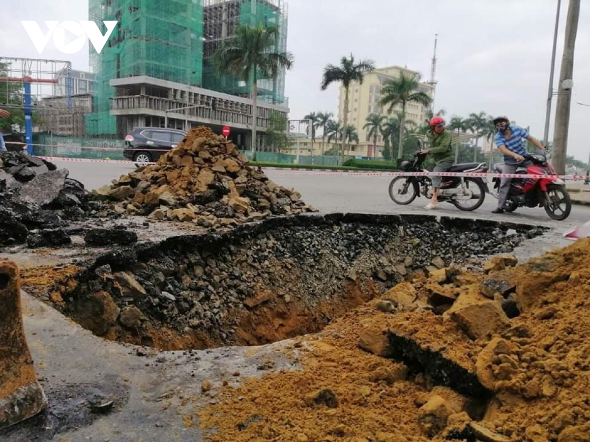 “Hố tử thần” xuất hiện ngay tại ngã tư đường ở TP Vinh sau mưa lớn