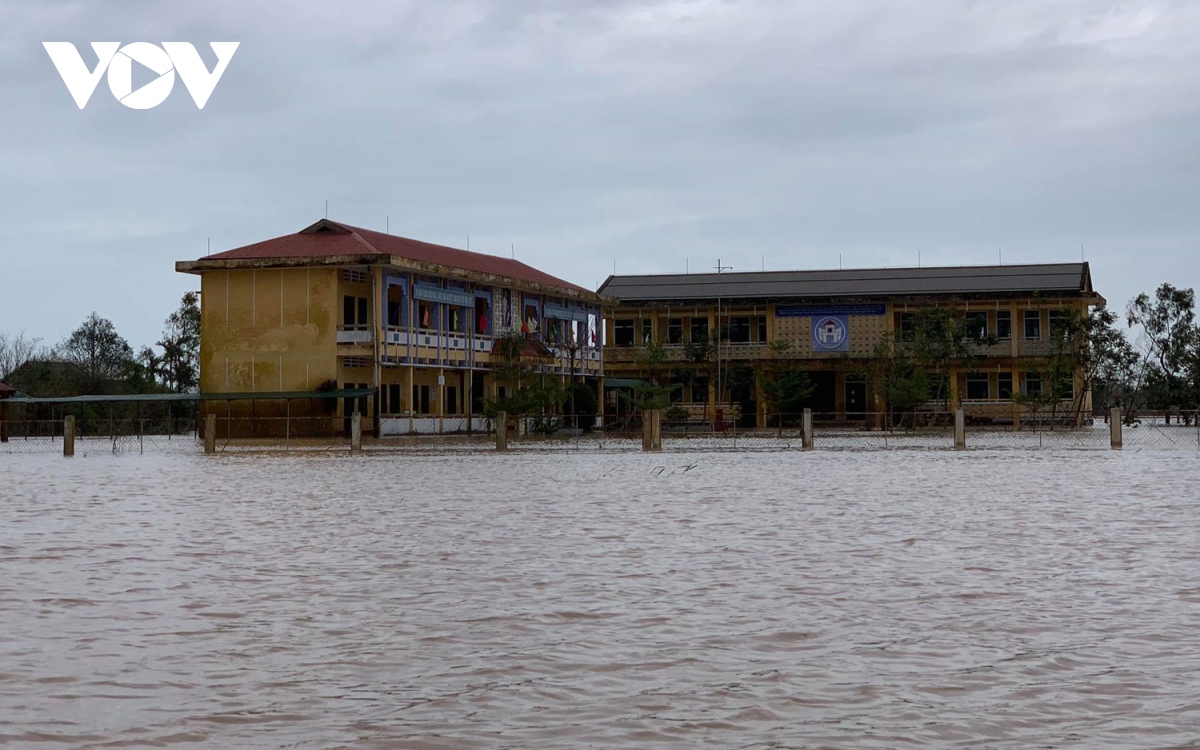 Nhiều nơi ở Thừa Thiên Huế ngập nặng, chia cắt
