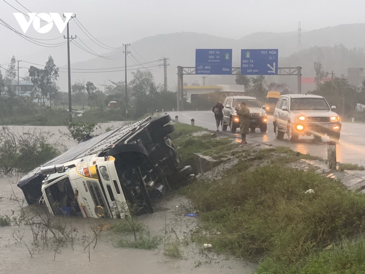 Bão số 12 gây mưa lớn, nhiều nhà tốc mái, mất điện trên diện rộng ở Phú Yên